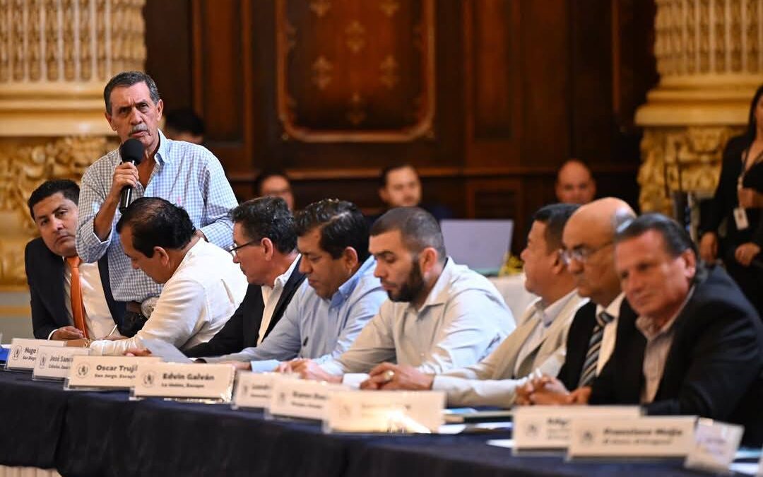 Alcaldes municipales se reúnen con Presidente Bernardo Arévalo