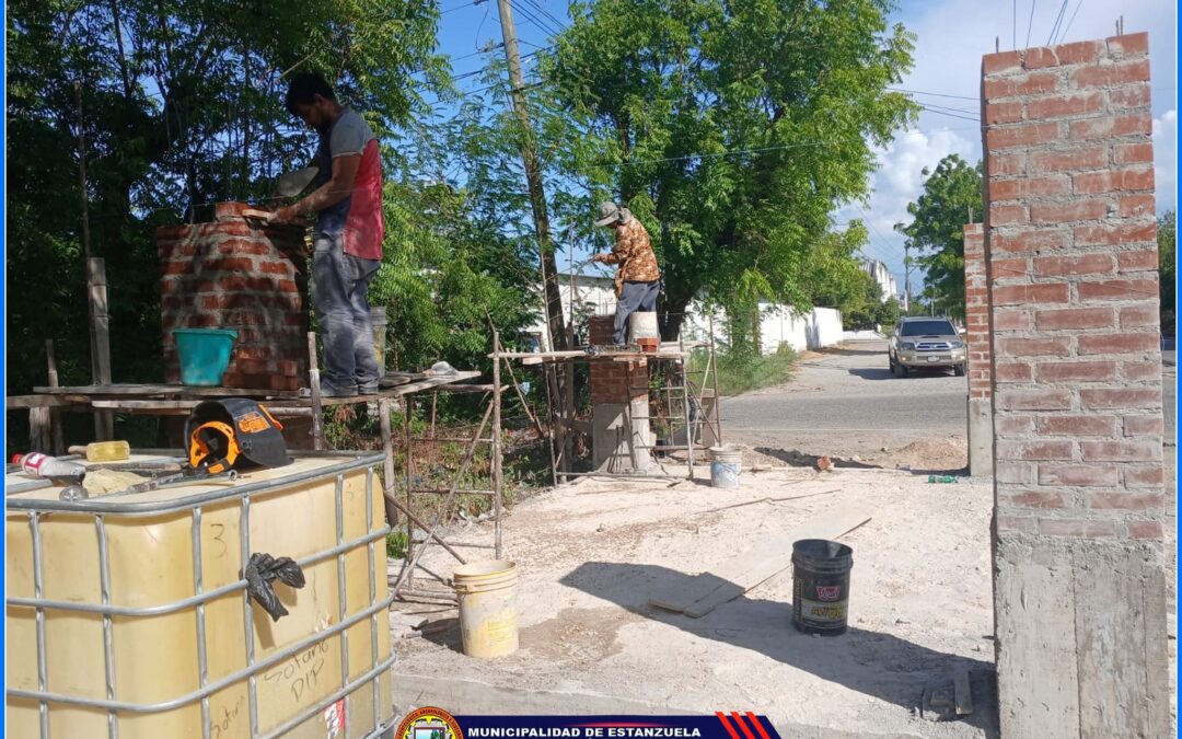 Construcción de espera de buses en aldea Chispán
