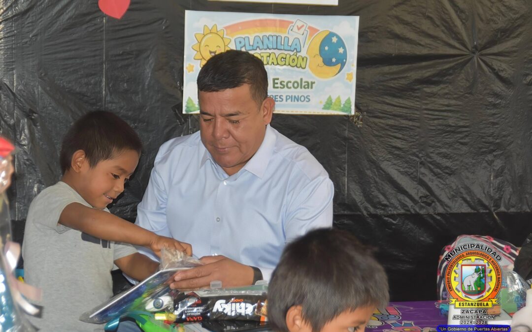 Entrega de Mochilas a alumnos de Tres Pinos