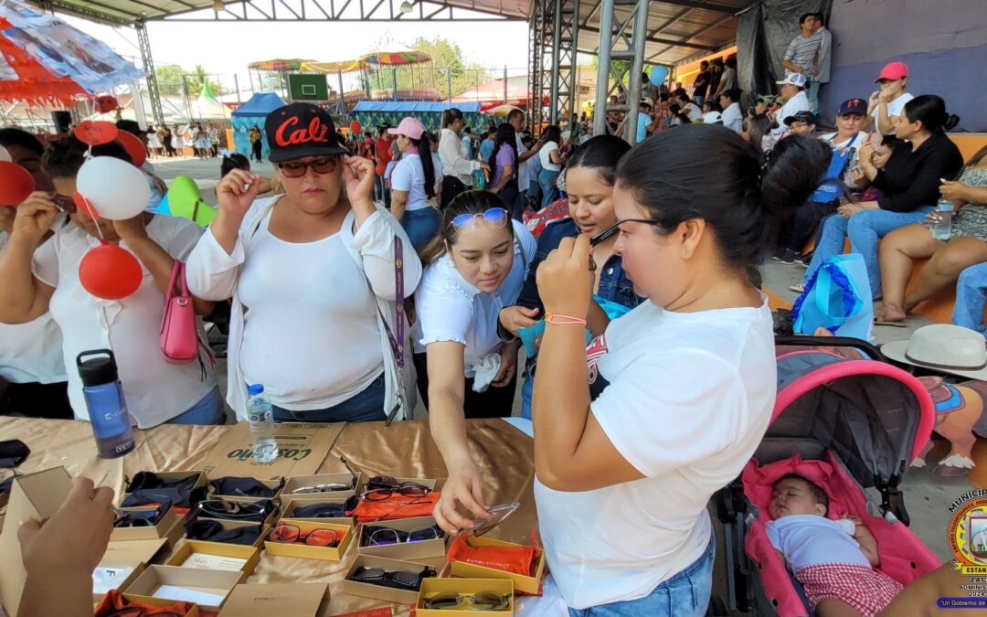 Donación de lentes graduados en aldea Chispan