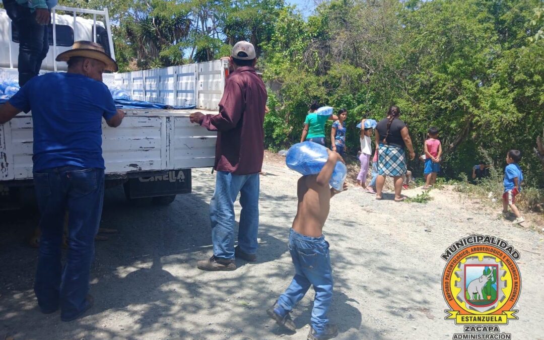 Entrega de Agua Pura en Aldea Tres Pinos